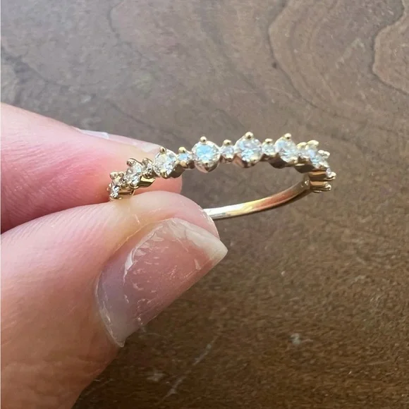 Elegant Gold Diamond Ring - Picture 7 of 9